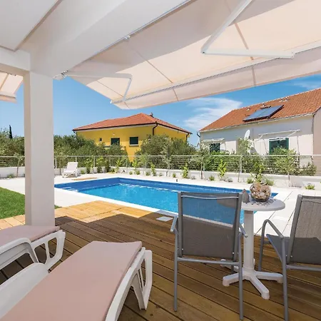 Two-bedroom In Apartament Murter